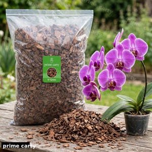 Puede incluir: Una bolsa de plástico transparente llena de trozos de corteza de madera marrón, etiquetada como Prime Carty 5-12mm, junto a una orquídea en maceta con flores moradas vibrantes. La corteza también se amontona sobre la superficie de madera.