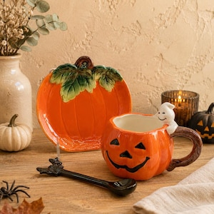 Halloween mokkenset met schotel en lepel | Kies uit zwarte kat, spook of pompoen | CornerRuby keramische koffiekop | Cadeau voor herfstkeukendecoratie