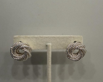 Pendientes vintage de nudo texturizado en tono plateado, nudo de amor retorcido, estilo clásico.