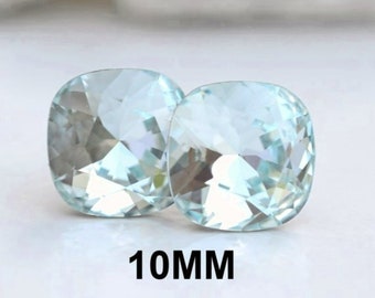 Pendientes de cristal Azore claro de 10 mm con corte cojín en azul muy pálido.