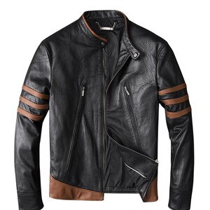 Peut inclure: Une veste noire avec un col montant et une fermeture éclair frontale. Les manches présentent trois bandes horizontales marron, et l'ourlet inférieur possède un panneau marron. Deux poches zippées diagonales sont situées sur la poitrine.