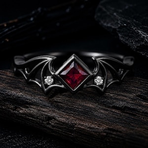 Anillo gótico con forma de ala de murciélago, plata de ley, gema de rubí rojo talla princesa, joyería negra