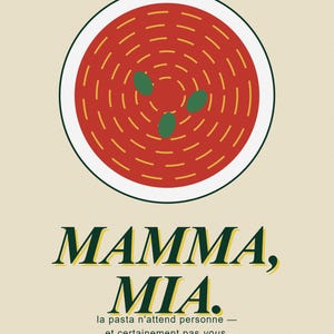 Può includere: Un poster con sfondo crema presenta un'illustrazione stilizzata di una ciotola di pasta con tre olive verdi. Le parole "MAMMA, MIA." sono in grassetto, con una citazione francese sotto.