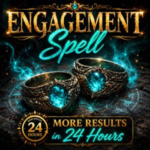 Op de afbeelding: Twee versierde metalen ringen met centraal oplichtende blauwe edelstenen, omringd door wervelende turquoise energie. De tekst luidt ENGAGEMENT Spell en MORE RESULTS in 24 Hours, tegen een donkere, getextureerde achtergrond met gouden details.