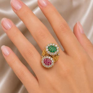 Anello a grappolo in oro giallo massiccio 18 carati con smeraldo, rubino e diamanti, gioiello vintage di grande impatto.