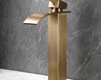 Torneira para banheiro | Latão maciço | Minimalista moderna | Acabamento em latão escovado | Bica em cascata | Torneira monocomando para lavatório de apoio