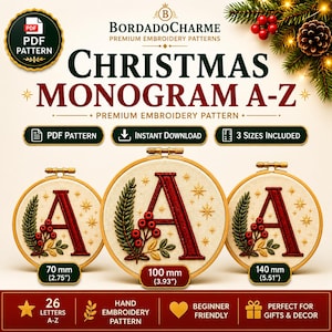 Pode incluir: Um padrão de bordado PDF digital intitulado Christmas Monogram A-Z da BordadoCharme. A imagem mostra três bastidores de madeira circulares com uma letra A vermelha, folhagem verde e estrelas douradas. Os tamanhos são 70 mm, 100 mm e 140 mm.