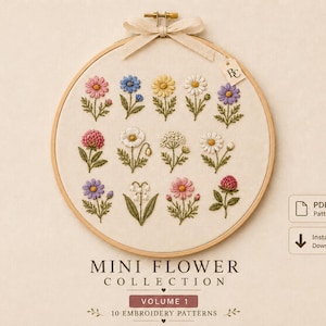 Pode incluir: Um bastidor de bordado circular de madeira contendo um tecido de cor creme com treze flores bordadas em várias cores, incluindo rosa, azul, amarelo, branco e roxo. Um laço de fita bege está preso no topo. O texto diz MINI FLOWER COLLECTION VOLUME 1 10 EMBROIDERY PATTERNS.