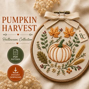 Pode incluir: Um bastidor de bordado com uma abóbora, folhas de outono e talos de trigo costurados em tecido creme. Uma fita bege está amarrada no topo. O texto diz PUMPKIN HARVEST Halloween Collection, PDF PATTERN e INSTANT DOWNLOAD.