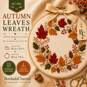 Pode incluir: Um bastidor de bordado com um padrão de coroa de folhas de outono com folhas vermelhas, laranjas e verdes, bagas e bolotas. O texto diz AUTUMN LEAVES WREATH, HC-002, DESIGN SIZE 16 cm, HOOP SIZE 20 cm e BordadoCharme.