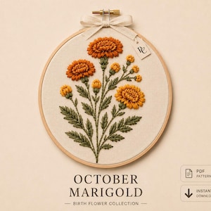 Pode incluir: Um bastidor de bordado circular de madeira contendo um painel de tecido com um desenho de calêndula bordado à mão em tons de laranja e amarelo com folhas verdes. Um laço de fita bege está amarrado no topo com uma pequena etiqueta marcada como PE. O texto diz OCTOBER MARIGOLD BIRTH FLOWER COLLECTION, PDF PATTERN, INSTANT DOWNLOAD.