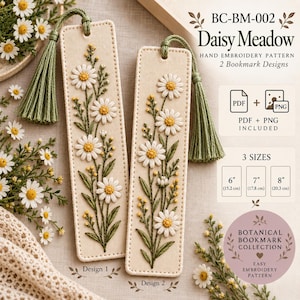 Puede incluir: Dos marcapáginas rectangulares de tela con margaritas blancas bordadas a mano, centros amarillos y tallos verdes. Cada marcapáginas tiene una borla verde. Texto: BC-BM-002 Daisy Meadow, 3 tamaños: 15,2 cm, 17,8 cm, 20,3 cm.