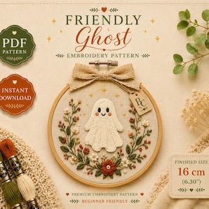 Pode incluir: Um bastidor de bordado circular de madeira contendo um design costurado de um fantasma branco cercado por elementos florais. O texto diz Friendly Ghost Embroidery Pattern, Instant Download e Finished Size 16 cm (6.30 inches).