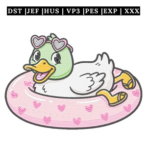 Peut inclure: Un motif de broderie représentant un canard blanc à tête vert clair portant des lunettes de soleil en forme de cœur rose, flottant dans une bouée rose décorée de petits cœurs. Le texte DST | JEF | HUS | VP3 | PES | EXP | XXX est en haut.