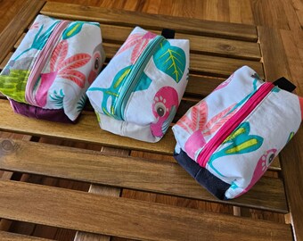Kleiner, kastenförmiger Papageienbeutel