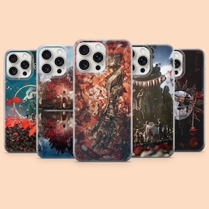 Puede incluir: Cinco fundas transparentes para smartphone con diseños artísticos distintos. Las fundas muestran varias escenas, incluyendo una figura entre pétalos rojos, un bosque reflectante, un brazo mecánico y una máscara estilizada con líneas radiantes.