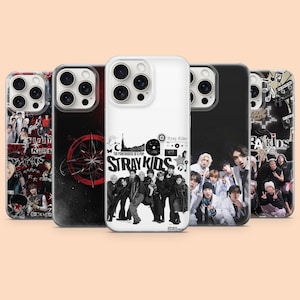 Può includere: Cinque cover trasparenti per smartphone con vari design Stray Kids. I motivi includono collage fotografici del gruppo, una grafica a bussola rossa ed elementi testuali in bianco e nero con Stray Kids e The Powerhouse of K-Pop.