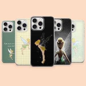 Può includere: Cinque cover per smartphone con disegni di Trilli. Una è verde salvia con testo, una ha un motivo a quadretti gialli, una è nera con una silhouette dorata, una mostra la fata di spalle e una è in una tonalità verde pallido.