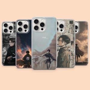 Könnte beinhalten: Fünf transparente Handyhüllen mit verschiedenen Anime-Illustrationen einer Figur namens Levi. Die Designs zeigen Szenen der Figur in einem dunklen Umhang, eine Sonnenuntergangslandschaft, eine Collage aus Manga-Panels und eine Silhouette vor Wolken.