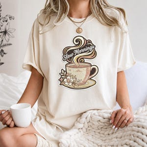 Kaffeeliebhaber Shirt, erstes Kaffee T-Shirt, gemütliche Komfort Farben Shirt, Cottagecore Kaffee Grafik T-Shirt, Langsamer Morgen Shirt, Geschenk für Kaffeeliebhaber