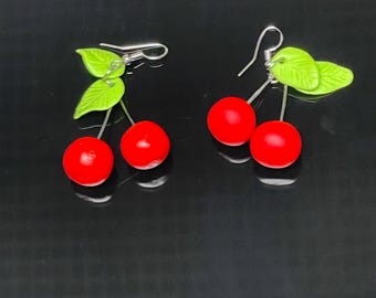 Brincos de cereja em argila polimérica com folhas verdes – Joias de frutas encantadoras