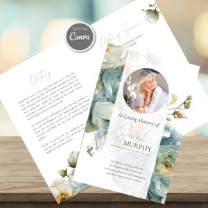 Peut inclure: Un modèle de programme funéraire avec une photo circulaire d'une personne, des illustrations florales dans des tons bleu et blanc, et du texte incluant "In Loving Memory of Sarah Murphy", "Obituary" et "Order of Service" avec un bouton "Edit in Canva".