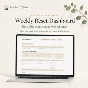 Könnte beinhalten: Ein Laptop mit einem digitalen Weekly Reset Dashboard Webplaner. Der Bildschirm zeigt Bereiche für wöchentliche Schwerpunkte, Dankbarkeit, ein Pinterest-Inspirationsboard, Ziele, Aufgabenlisten und einen Gewohnheitstracker in Beigetönen.