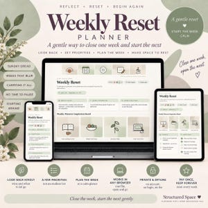 Op de afbeelding: Een digitale Weekly Reset planner weergegeven op een laptop, tablet en smartphone. De interface heeft een zacht saliegroen en crèmekleurig palet met iconen voor wekelijkse focus, affirmaties, dankbaarheid en een Pinterest inspiratiebord.