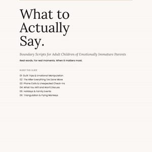 Könnte beinhalten: Ein Ratgeber mit dem Titel „What to Actually Say“ mit dem Untertitel „Boundary Scripts for Adult Children of Emotionally Immature Parents“. Das Inhaltsverzeichnis des Ratgebers umfasst Themen wie Schuldgefühle, Telefonate und Familienveranstaltungen.