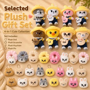 Op de afbeelding: Een 4-in-1 pluche cadeau-set met acht kleine pluche poppen met gele hoeden en blauwe tuinbroeken, acht pluche haarelastiekjes, acht pluche sleutelhangers en acht pluche spelden met diverse dierengezichten.