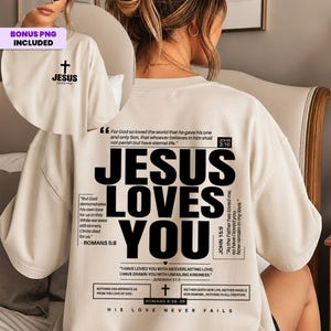 以下が含まれることがあります： 背面に「Jesus Loves You」という黒い文字と、ヨハネ3:16、ローマ5:8、ヨハネ15:9、エレミヤ31:3、ローマ8:38-39などの聖書の一節がプリントされたベージュのTシャツ。前面には小さな十字架と「Jesus Loves You」の文字がデザインされています。