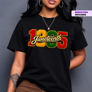 Può includere: T-shirt nero con la scritta "1865 Juneteenth" in rosso, giallo e verde. Il design ha un aspetto cucito e strutturato. La maglietta è a maniche corte.