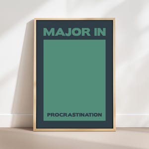 Puede incluir: Un cuadro rectangular con marco de madera clara que presenta un fondo azul marino oscuro con un gran rectángulo verde salvia en el centro. El texto "MAJOR IN" aparece en verde salvia arriba y "PROCRASTINATION" en azul marino abajo.