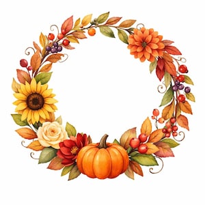 Könnte beinhalten: Ein kreisförmiger Herbstkranz mit einem zentralen orangefarbenen Kürbis, einer gelben Sonnenblume, einer cremefarbenen Rose und einer dunkelroten Blume. Das Arrangement ist mit bunten Herbstblättern, roten Beeren und dunkelvioletten Beeren verziert.