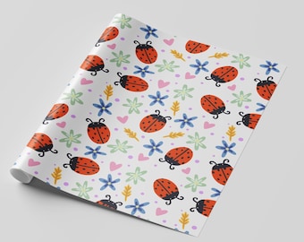Papel de regalo ilustrado a mano con mariquitas y flores