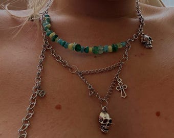 Collar asimétrico de calaveras en capas / Gargantilla gótica grunge de múltiples cadenas / Joyería alternativa única hecha a mano