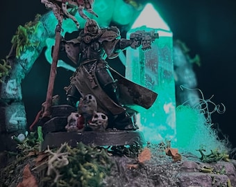 Portale fantasy con cristallo luminoso, ideale come elemento scenico per giochi da tavolo o vetrina.