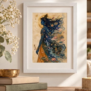 Könnte beinhalten: Ein gerahmter vertikaler Kunstdruck mit einer Profilillustration einer blauhäutigen Figur, geschmückt mit einer Pfauenfeder und fließenden dunkelblauen Gewändern, die mit Himmelsmustern, Sternen und Lotusblumen verziert sind, auf beigem Grund.