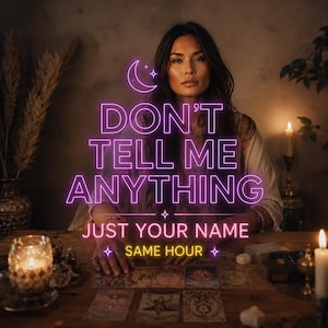 Può includere: Una persona siede dietro un tavolo di legno con carte dei tarocchi, candele e un'insegna al neon che recita: DON'T TELL ME ANYTHING JUST YOUR NAME SAME HOUR. L'insegna presenta una mezzaluna e stelle viola, con il testo in luce neon viola e gialla.