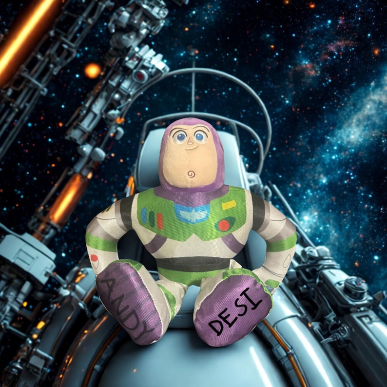 Puede incluir: Un peluche de Buzz Lightyear, con un casco morado, un traje espacial verde y blanco y botas moradas. Las botas est&aacute;n bordadas con los nombres "ANDY" y "DESI". El peluche est&aacute; sentado en una cabina futurista con un fondo espacial estrellado.