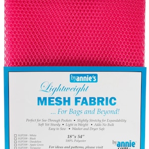 Puede incluir: Tejido de malla rosa intenso y ligero, de 45.7 cm x 137.2 cm, para bolsos y más. El tejido es ligeramente elástico, suave y fácil de coser. La etiqueta dice "Lightweight Mesh Fabric" e incluye el logotipo de ByAnnie's.