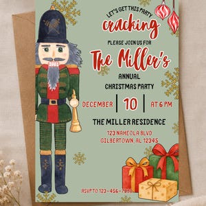 Könnte beinhalten: Eine rechteckige Weihnachtsparty-Einladung auf hellgrünem Papier mit einer Nussknacker-Illustration, roten und goldenen Geschenkkartons sowie goldenen Schneeflocken. Der Text lautet: Let's get this party cracking, The Miller's Annual Christmas Party, 10. Dezember.