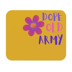 Könnte beinhalten: Ein gelber Hintergrund mit einer lila Blume und dem Text "Dope Old Army" in rosa und lila.