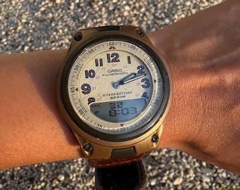 Casio Illuminator Ana-Digi Vintage - Caja de bronce, correa de cuero marrón