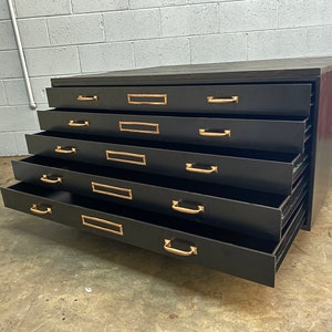 Flat File Couchtisch in Schwarz mit Holzplatte nachgearbeitet