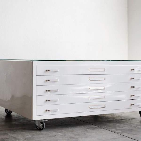 Tavolino vintage Flat File Custom rifinito in bianco lucido e piano in vetro, spedizione gratuita negli Stati Uniti