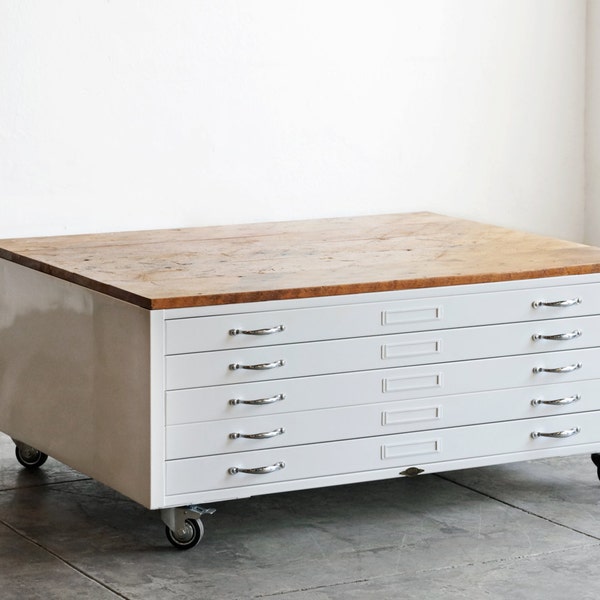 Vintage Flat File Coffee Table Personalizzato Rifinito in Gloss White e legno recuperato