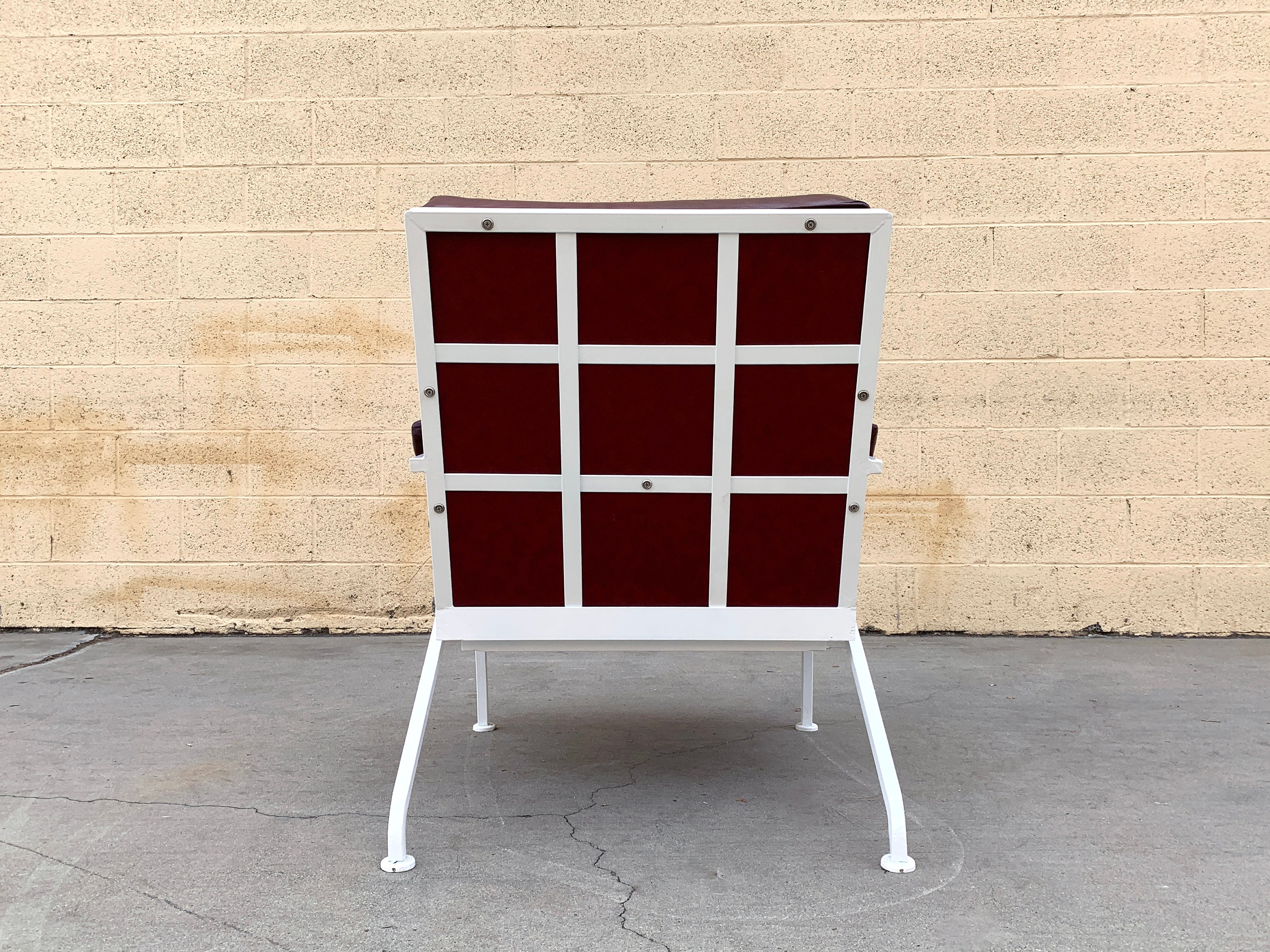 カスタムメイドのスチールとレザーのアトミックアームチェア