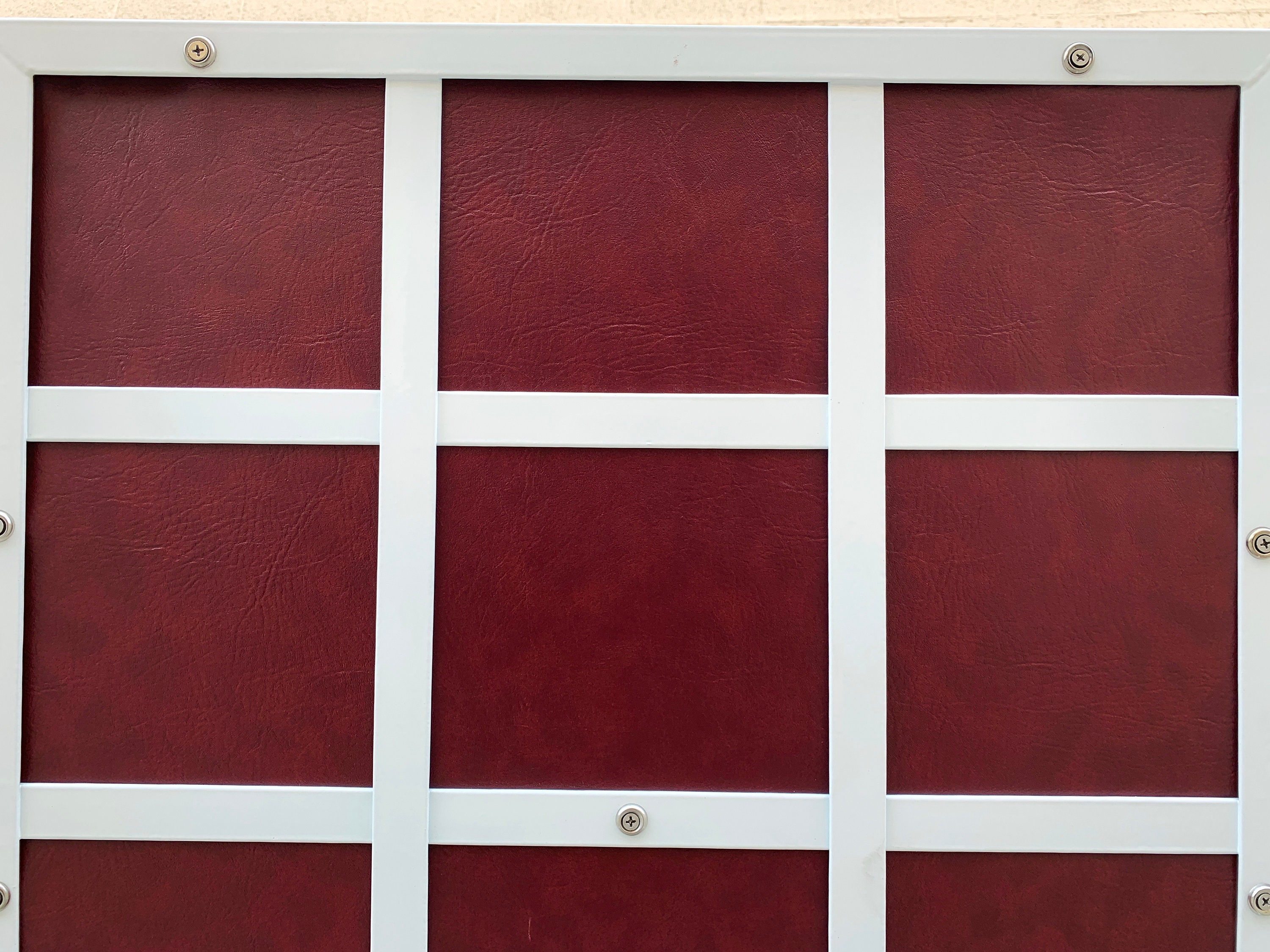 カスタムメイドのスチールとレザーのアトミックアームチェア