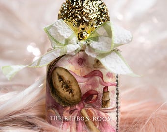 Ribbon Room | Puderig-gourmandiger Duft | Süßer Vintage-Puppenduft | Bonbons, Gesichtspuder & Weiße Magnolie | Indie-Parfüm
